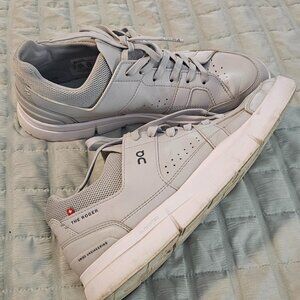 On Cloud Mens Size 9 Gray/White The Roger Clubhouse Sneakers with Cloudtec